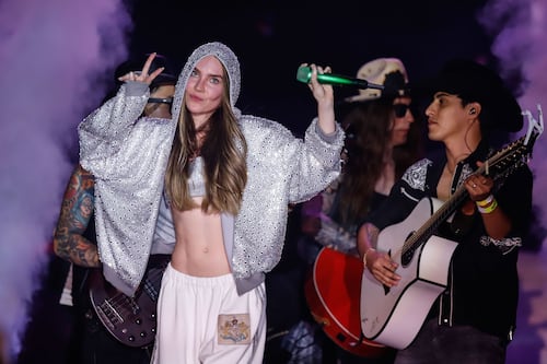 Belinda le pone sabor a la pasión futbolera: Presenta canción del Mundial 2026