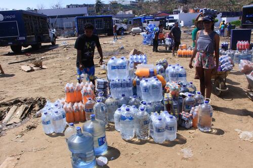 Cajeros ya sirven, pero una botella de agua cuesta 90 pesos, un taco, 50 pesos...