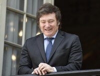 Gobierno de Milei promete evitar hiperinflación en Argentina... y suspende publicidad en medios
