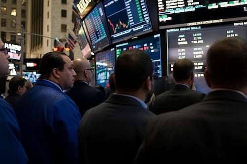 Wall Street cierra mixto por tensiones en Medio Oriente y la caída del precio del petróleo
