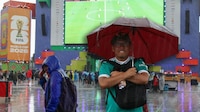 Lluvias ‘bañan’ a aficionados de México en el Ángel: Activan Alerta Roja por aguaceros en CDMX (VIDEOS)