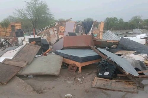 Tornado toca tierra en Zaragoza, Coahuila, y deja daños en viviendas