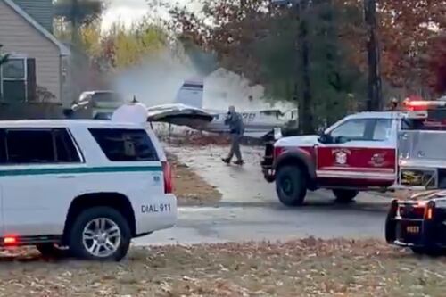 Avioneta se desploma y cae cerca de una vivienda en Nueva York; accidente deja un muerto y un herido