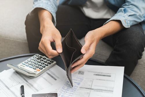 ¿Criar adultos con problemas financieros?