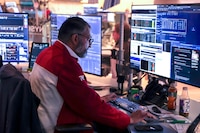 Wall Street abre con pérdidas tras amenazas de Trump a Irán: ¿Cómo cotiza HOY?