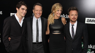 Bryan Cranston (en medio a la izquierda) compartió un mensaje de despedida tras la muerte de RJ Mitte (extremo izquierda), 'su hijo' en la serie 'Breaking Bad'. (Foto: Shutterstock)