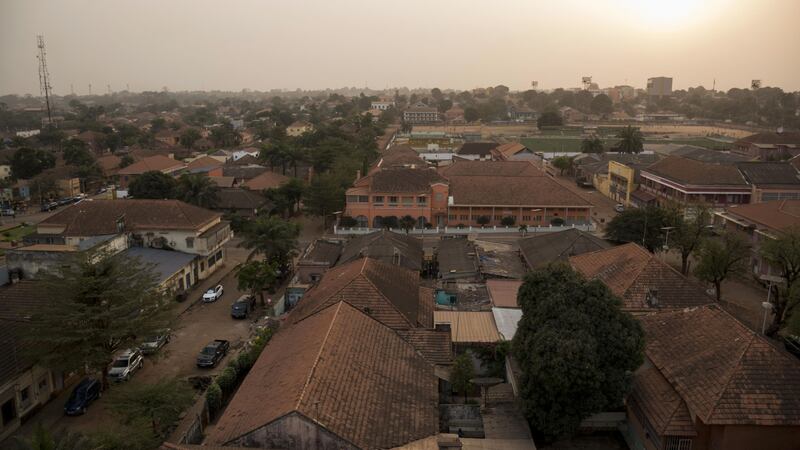 Otra amenaza: OMS confirma primera muerte por virus de Marburgo en África