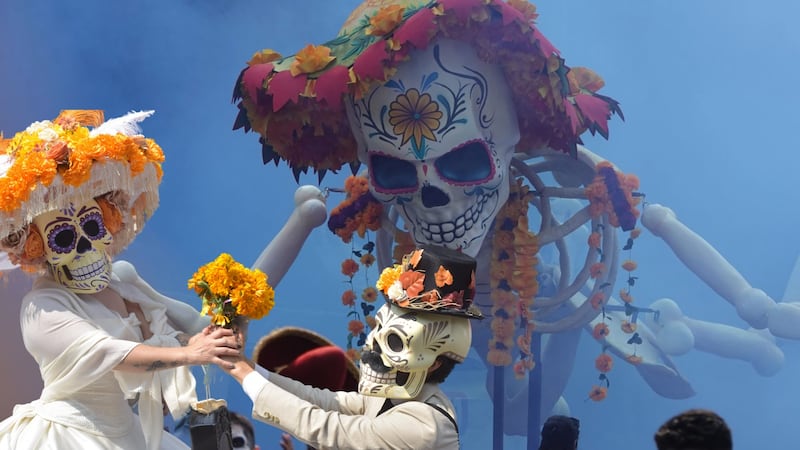 (FOTOS) Así se vivió el Mega Desfile de Día de Muertos 2024, entre catrinas y flores de cempasúchil