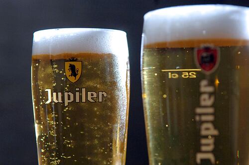 Unión Europea multa con 225 mdd a AB Inbev, dueña de Corona, por monopolizar venta de cerveza