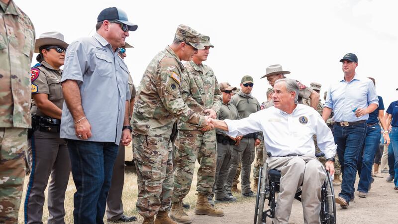 Gobernadores se unen a Abbott en su duro plan contra los inmigrantes