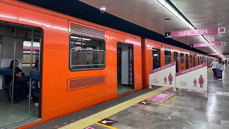 Suspenden a policía que grabó video sexual con Luna Bella en el Metro de la CDMX