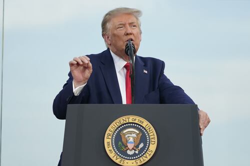 Trump insiste: promueve usar hidroxicloroquina para tratar COVID-19 pese a alertas que lo desmienten