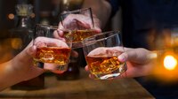¡Sorpresaaa! Celebran cumpleaños en cantina de Monterrey y les cobran 13 mil pesos por un ‘shot’