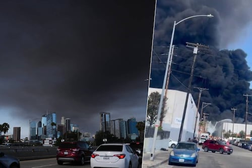 (VIDEOS) Incendio de enorme almacén ‘oscurece’ el cielo de Los Ángeles; bomberos llaman a resguardarse