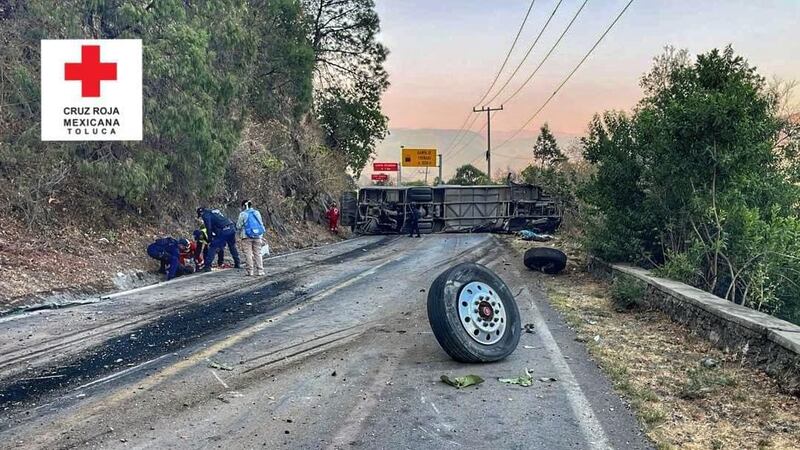 Volcadura de autobús en Malinalco deja 18 muertos y 32 heridos; pasajeros iban a Chalma