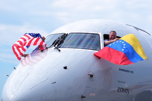 Primer vuelo directo entre EU y Venezuela aterriza en Caracas tras suspensión de siete años