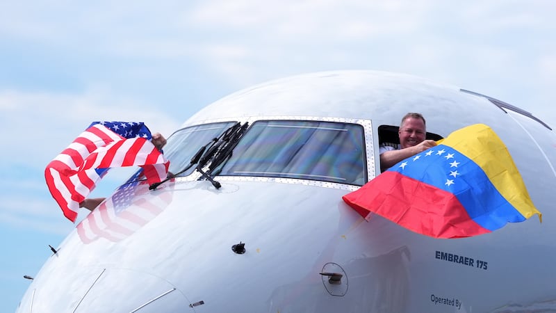 Primer vuelo directo entre EU y Venezuela aterriza en Caracas tras suspensión de siete años