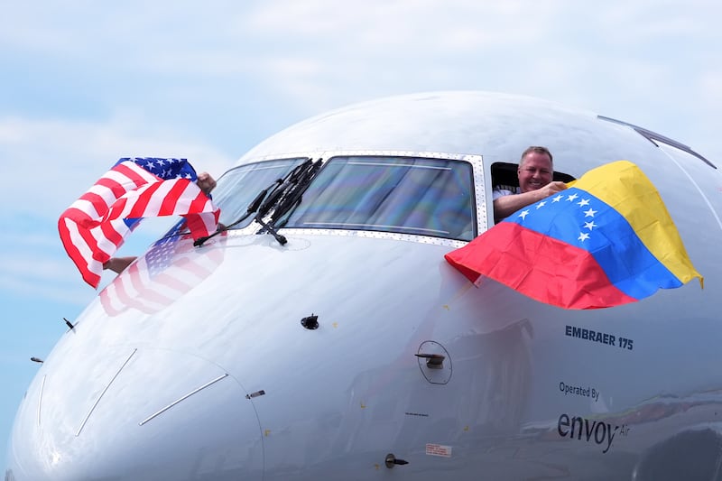 Primer vuelo directo entre EU y Venezuela aterriza en Caracas tras suspensión de siete años
