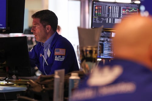 Wall Street cierra con números verdes tras acuerdo de Israel-Líbano; BMV gana