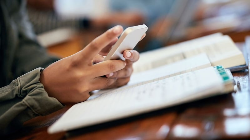 Restricción de celulares en primaria y secundaria es publicada en el DOF: ¿En qué casos SÍ se podrá usar?