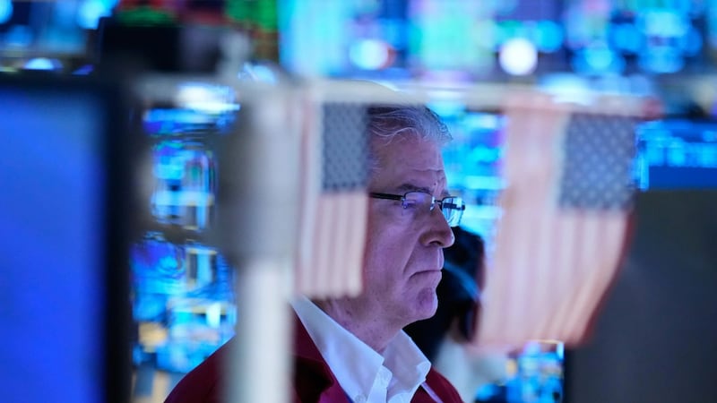 Wall Street cierra mixto este martes ante reportes corporativos y riesgos geopolíticos