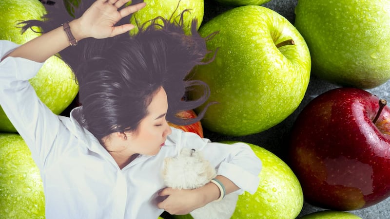 ¿Qué beneficios tiene comer una manzana antes de dormir?