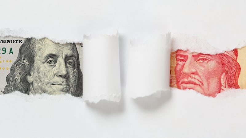 Peso pierde marginalmente a la espera de señales sobre futuro de política monetaria de EU