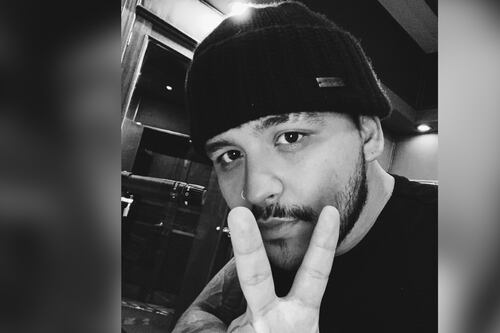 Christian Nodal le canta al oído a una fan que subió al escenario durante concierto