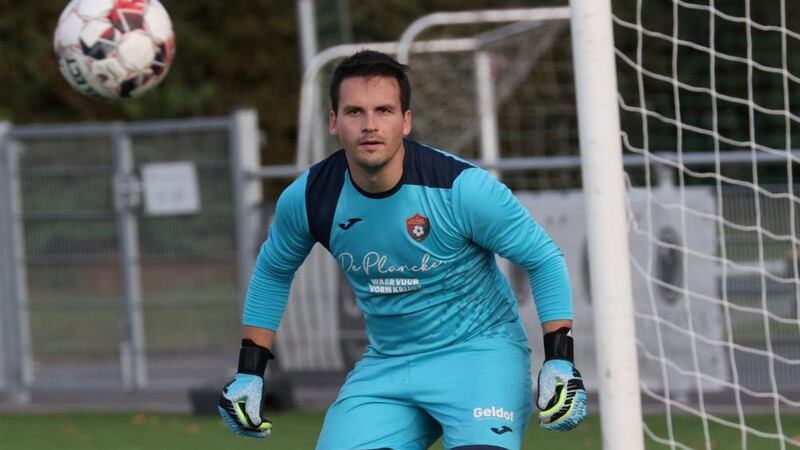 Muere Arnee Espeel, portero de 25 años, durante un partido tras detener penalti