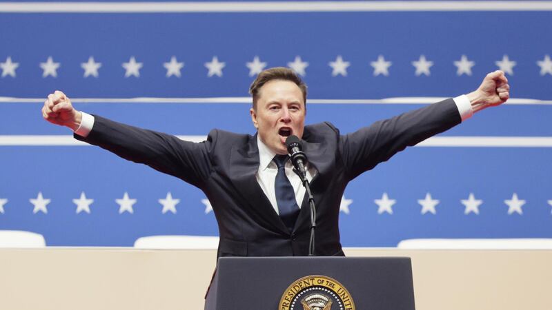 Elon Musk se burla de críticas luego de hacer un saludo nazi; nacionalistas blancos celebran