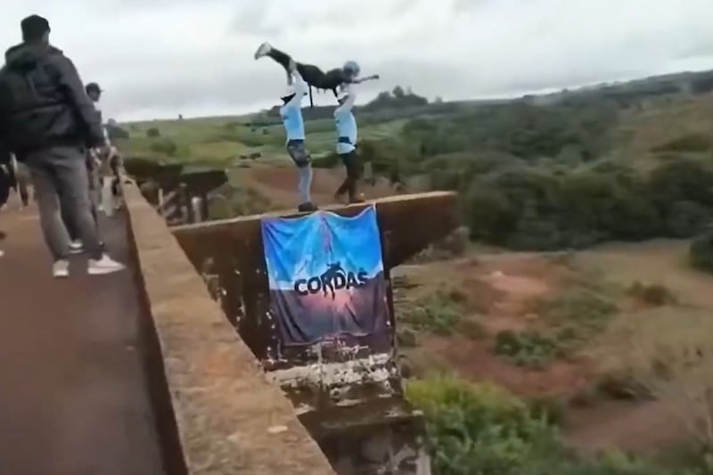 (VIDEO): Muere mujer tras salto de 30 metros en Brasil; la lanzaron sin equipo de seguridad
