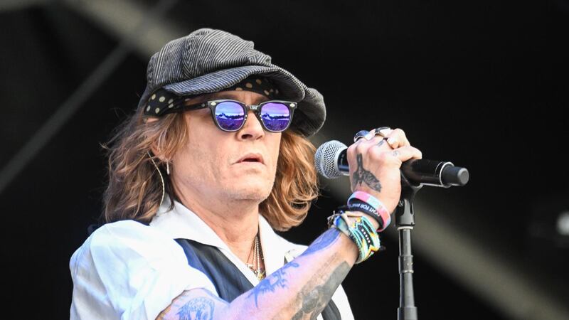 Johnny Depp reaparece con cambio de look en Festival de Blues de Helsinki