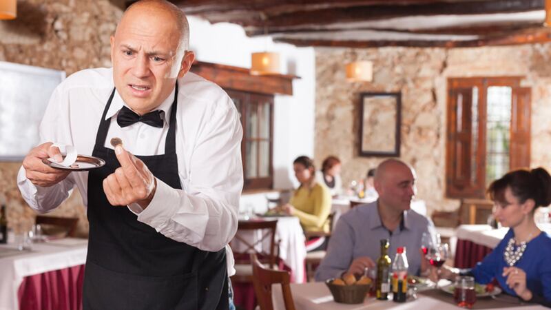 ¿Tú dejas solo el 10% de propina? Esto dice la Profeco al respecto