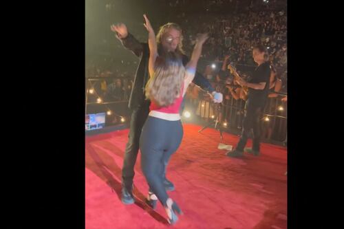 Demasiada emoción: Fan sube al escenario en concierto y ‘taclea’ a Fher de Maná