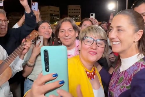 ‘Viva la paz siempre’: Sheinbaum llega a Barcelona; la reciben mexicanos con música