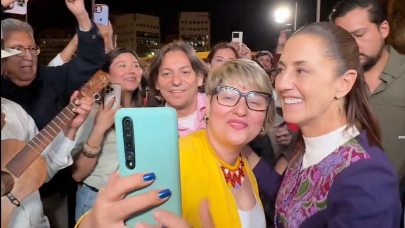‘Viva la paz siempre’: Sheinbaum llega a Barcelona; la reciben mexicanos con música