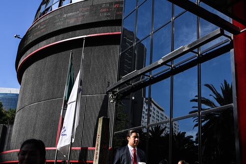 Bolsas en México cierran el viernes 'con nubarrones' y acumulan dos semanas en negativo