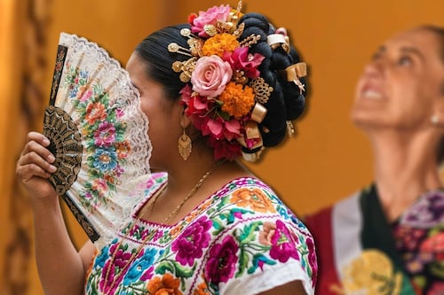 ¿Quién es Elvis Guerra, poeta y diseñadora muxe, que bordó el vestido de Sheinbaum?
