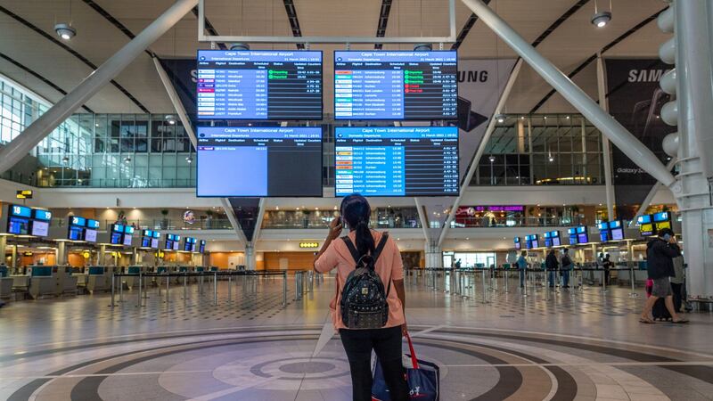 EU busca ‘ganar tiempo’ ante ómicron: restringe acciones a viajeros del sur de África