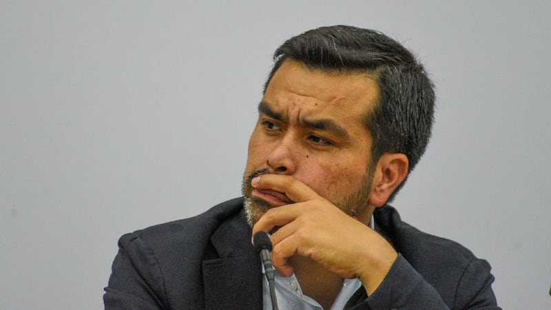 Máynez denuncia expulsión de alumno que mostró baños sin agua en escuela de Oaxaca: ‘Por decir la verdad’