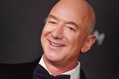 Bezos defiende propuesta para eliminar impuestos para la población con menos ingresos