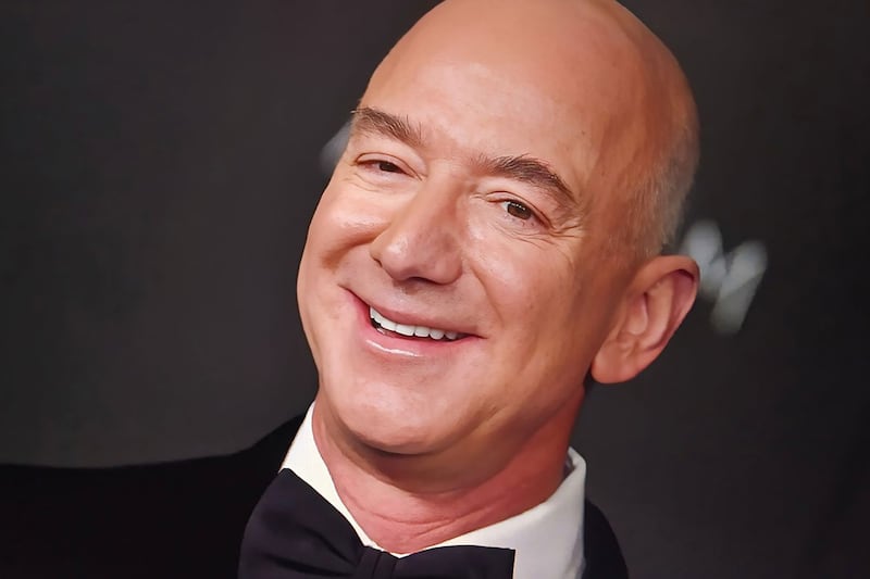Bezos defiende propuesta para eliminar impuestos para la población con menos ingresos