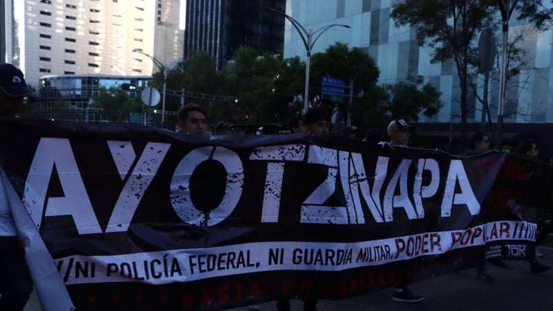 Caso Ayotzinapa: Familias de los 43 normalistas piden investigación contra Enrique Peña Nieto