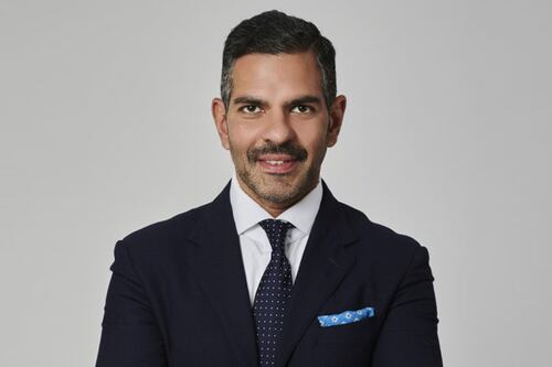 ¿Quién era Sunjay Kapur, amigo del príncipe Guillermo que murió tras comer una abeja?