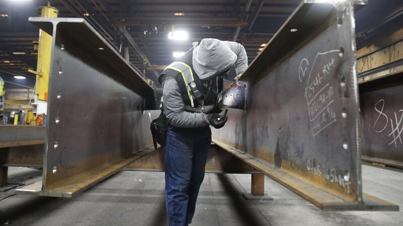 Solicitudes de desempleo en EU caen al menor nivel de la pandemia