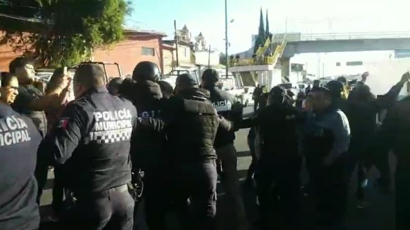 Caos en la México-Pachuca: Policías quitan a manifestantes que rechazan construcción de departamentos