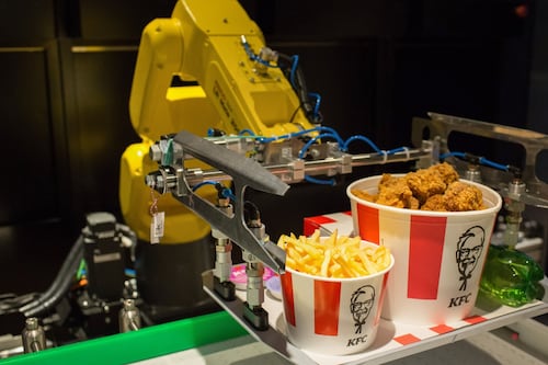 Los robots pasaron de ser 'enemigos' a guardianes de los trabajadores debido al COVID