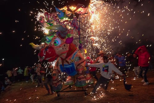 Pirotecnia explota durante fiesta patronal en Temascalcingo, Edomex; reportan varios lesionados (VIDEO)