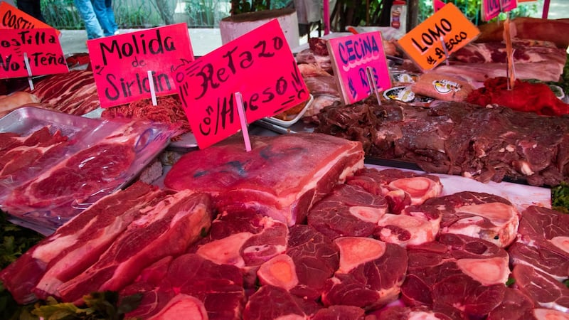 Mexicanos desprecian comida ‘mexa’: Prefieren carnes rojas y ultraprocesados a frijol y maíz