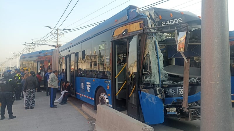 Trolebús Elevado choca contra la estación Covadonga